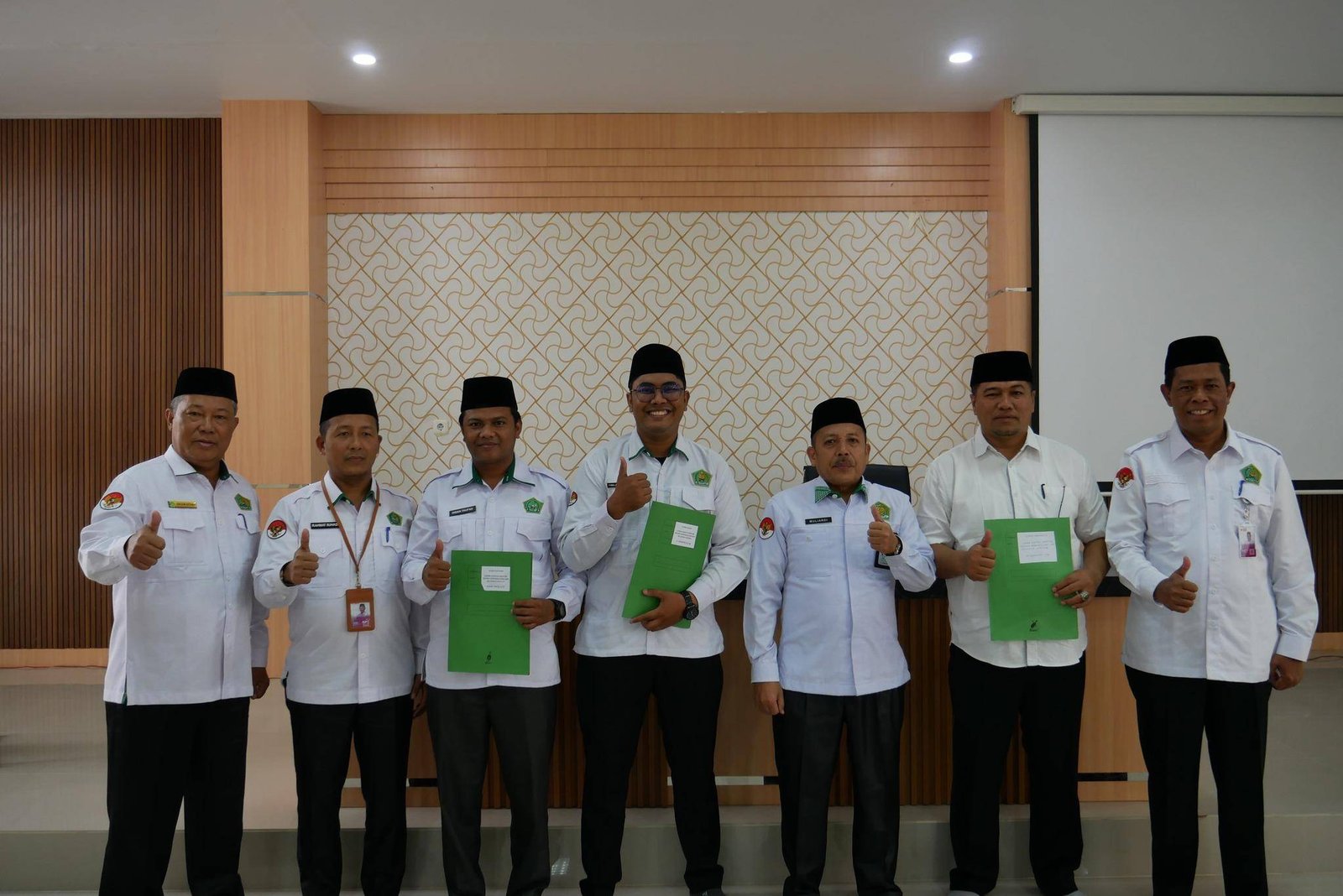  Tiga Penghulu KUA Berprestasi di Siak Terima Piagam Penghargaan dari Ka.Kanwil Kemenag Riau