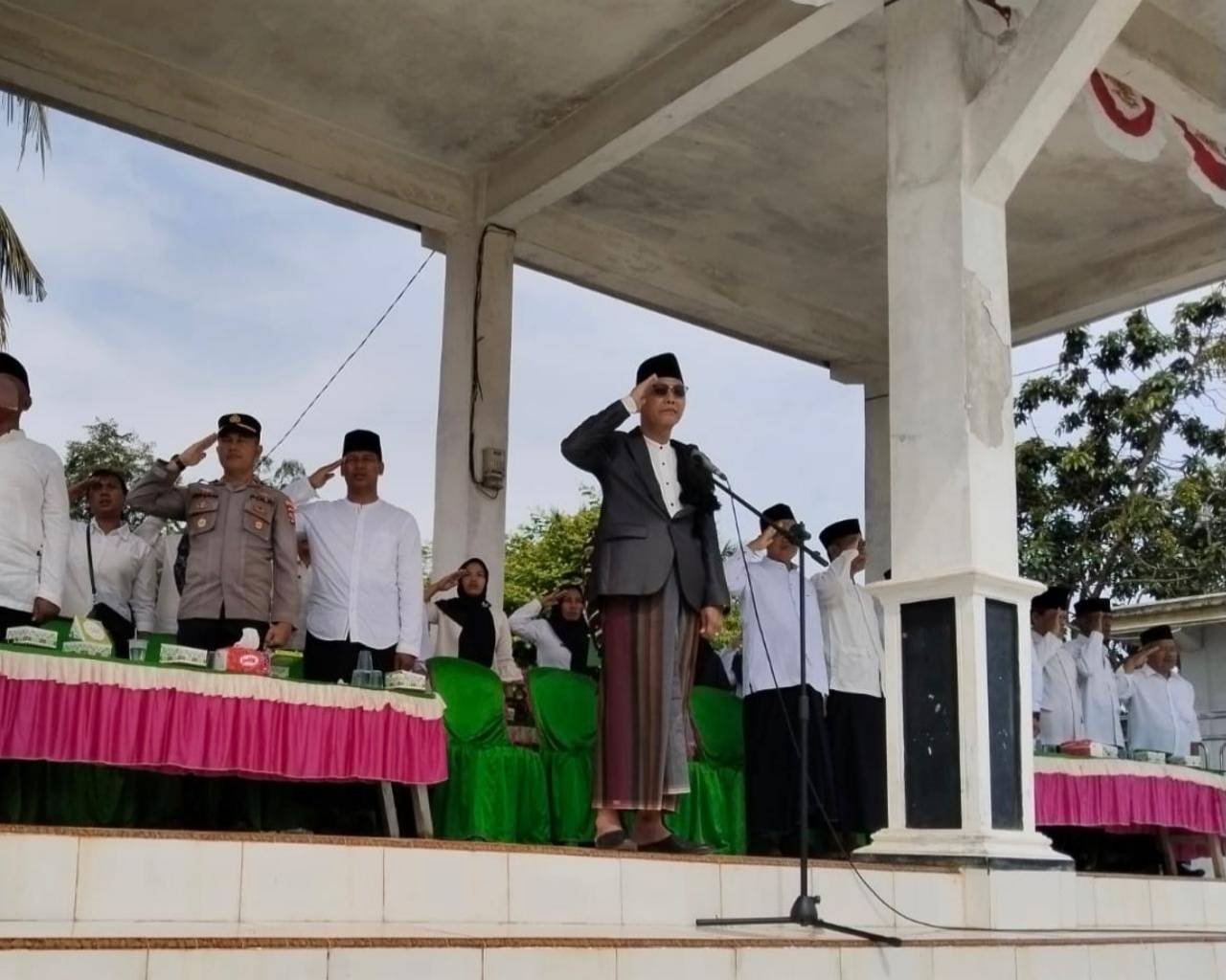 Kepala KUA Sekampung Udik H. Feri Prastiana Jadi Inspektur Upacara Hari Santri Nasional 2025