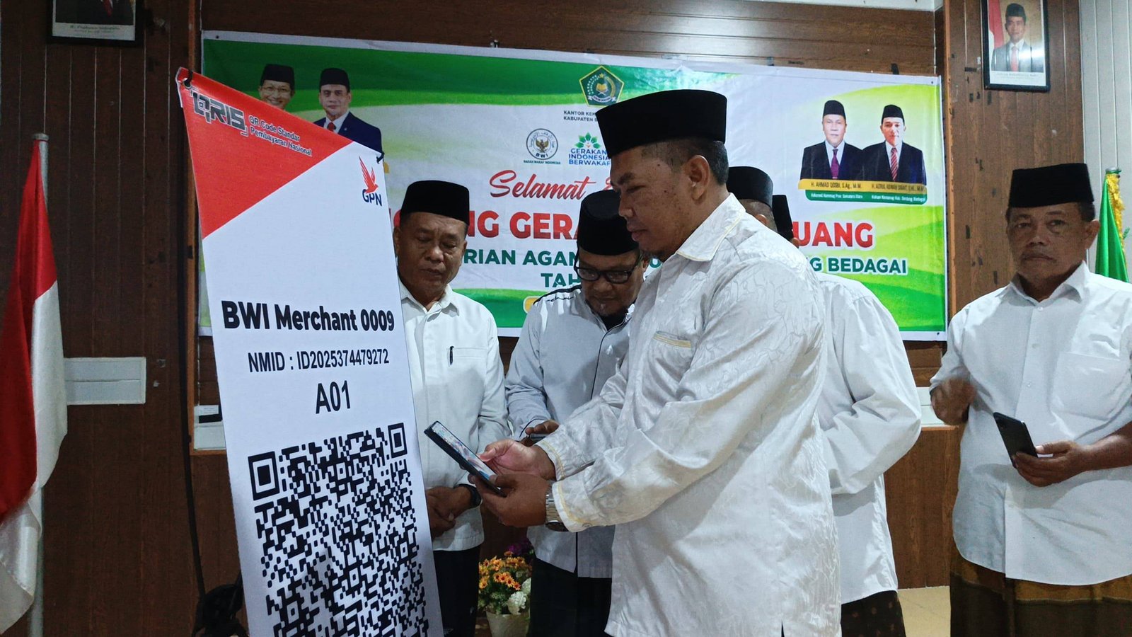 Teladani Semangat Kedermawanan, Kepala KUA Pantai Cermin Laksanakan Wakaf Uang