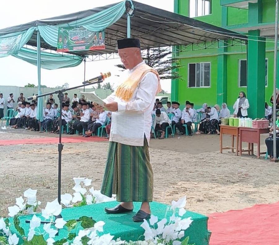 Doa Kepala KUA Sekampung Warnai Kekhidmatan Upacara Hari Santri 2025
