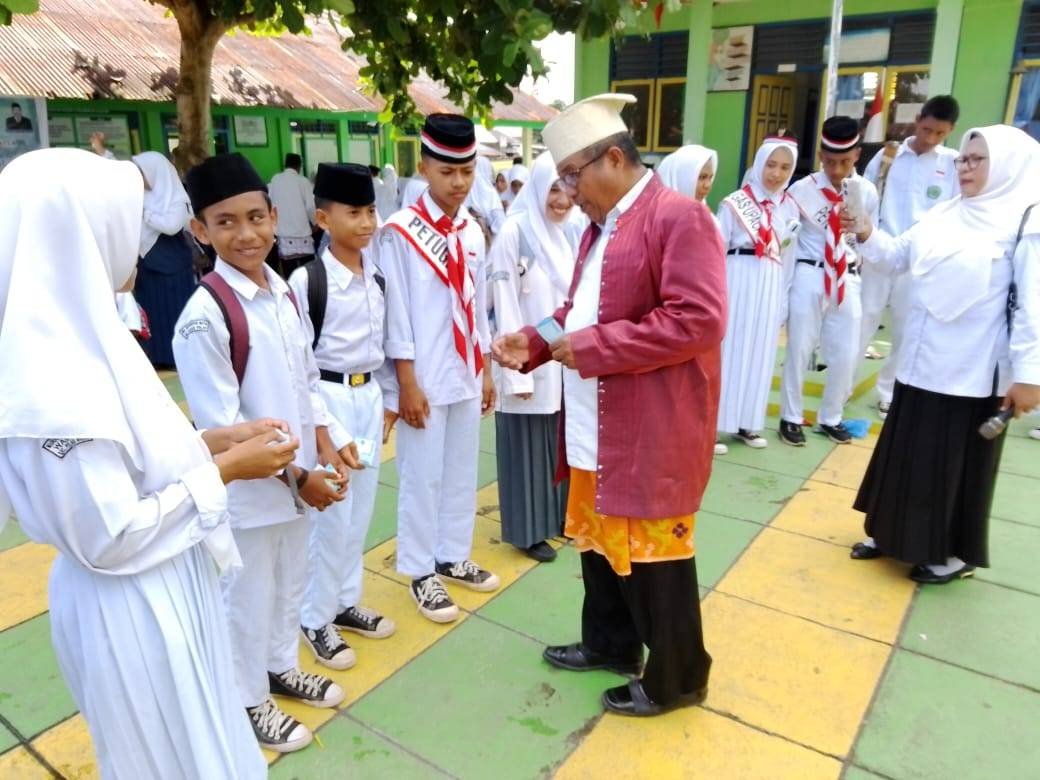 Kepala KUA Pulau Makian Berbagi Kebahagiaan dengan Para Siswa Usai Upacara Hari Santri Nasional 2025