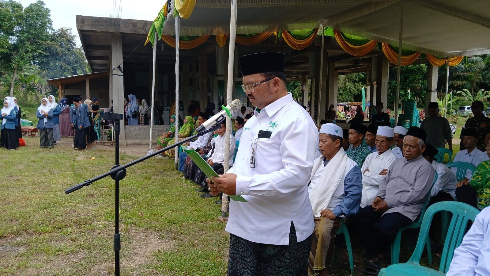 Kepala KUA Way Sulan Pimpin Doa dalam Apel Hari Santri Nasional 2025