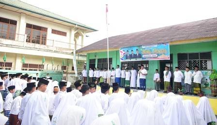 Kenakan Sarung, Kepala KUA Gunungsitoli Utara Kenang Semangat Resolusi Jihad di Hari Santri