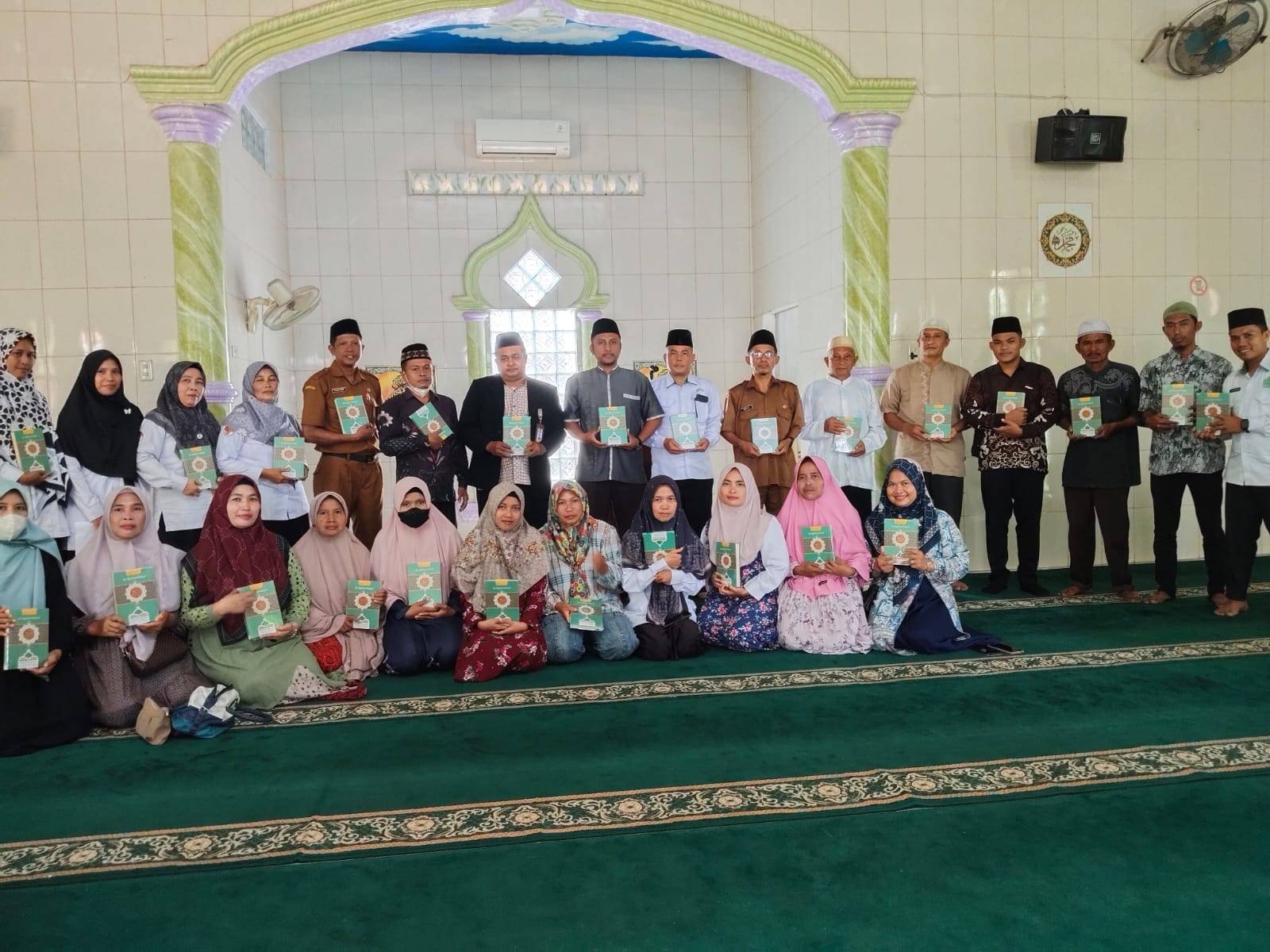 KUA Bosar Maligas Berperan Aktif dalam Pembagian Wakaf Al-Qur’an untuk Masyarakat Se-Kecamatan