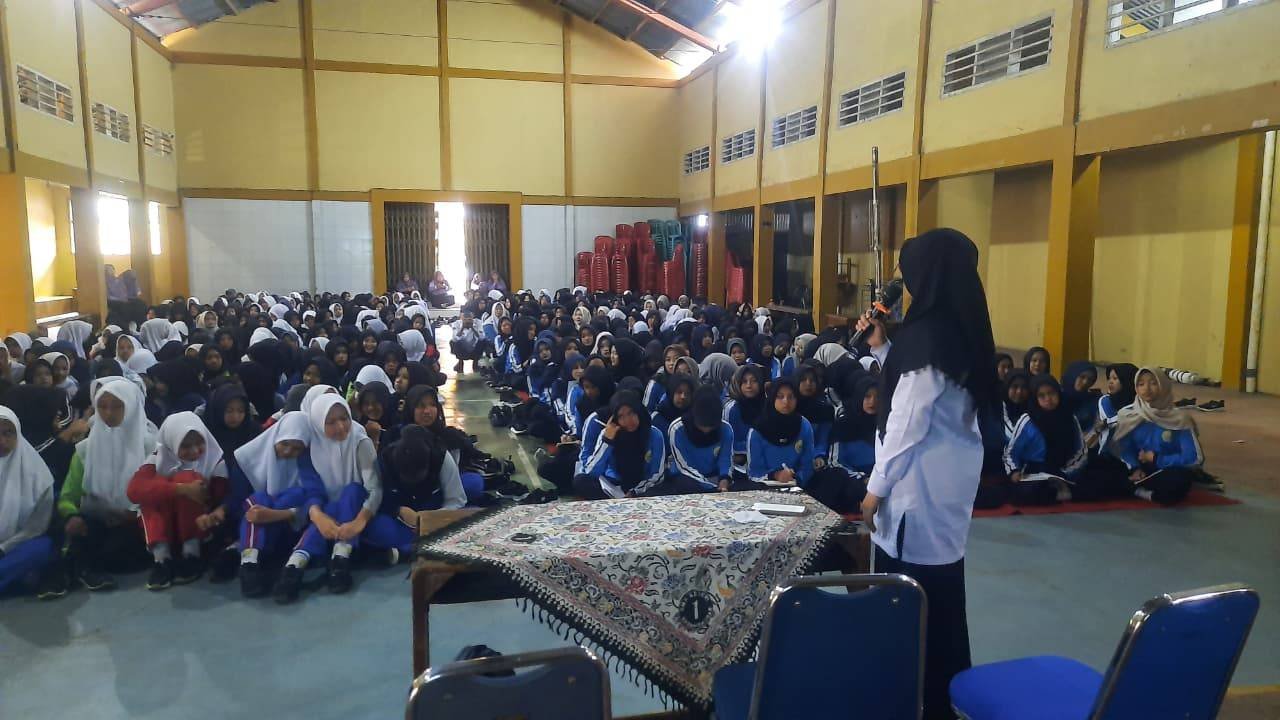 Bangun Generasi Berkualitas, KUA Ajak Remaja Putri SMA N 1 Karangkobar Hindari Nikah Anak