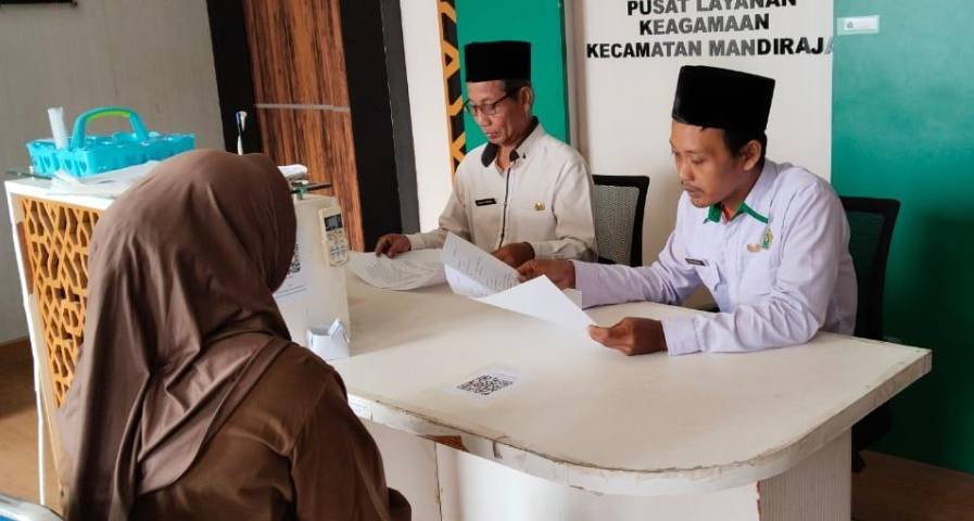 Calon Mustahik Produktif BAZNAS Jawa Tengah Lengkapi Persyaratan kepada Pendamping Kecamatan Mandiraja