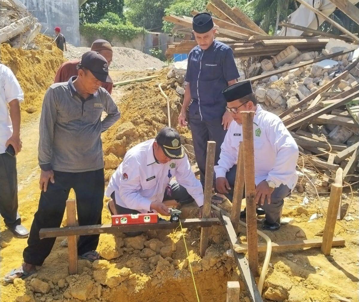 Kepala KUA Bagan Sinembah Pastikan Ketepatan Arah Kiblat Masjid Al-Mukmin
