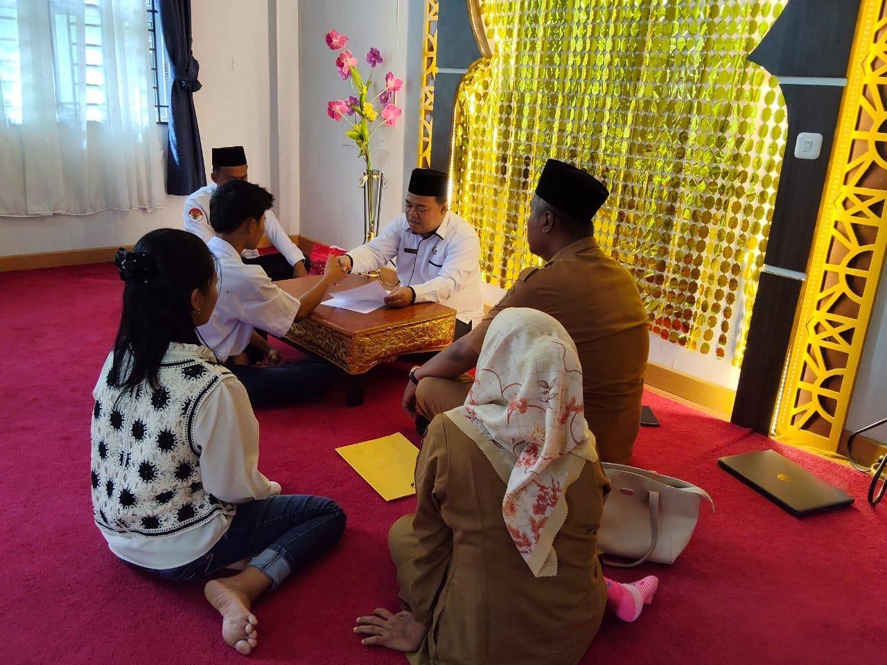 Penghulu KUA Gunung Toar Bimbing Siswa SMPN 1 Bersyahadat