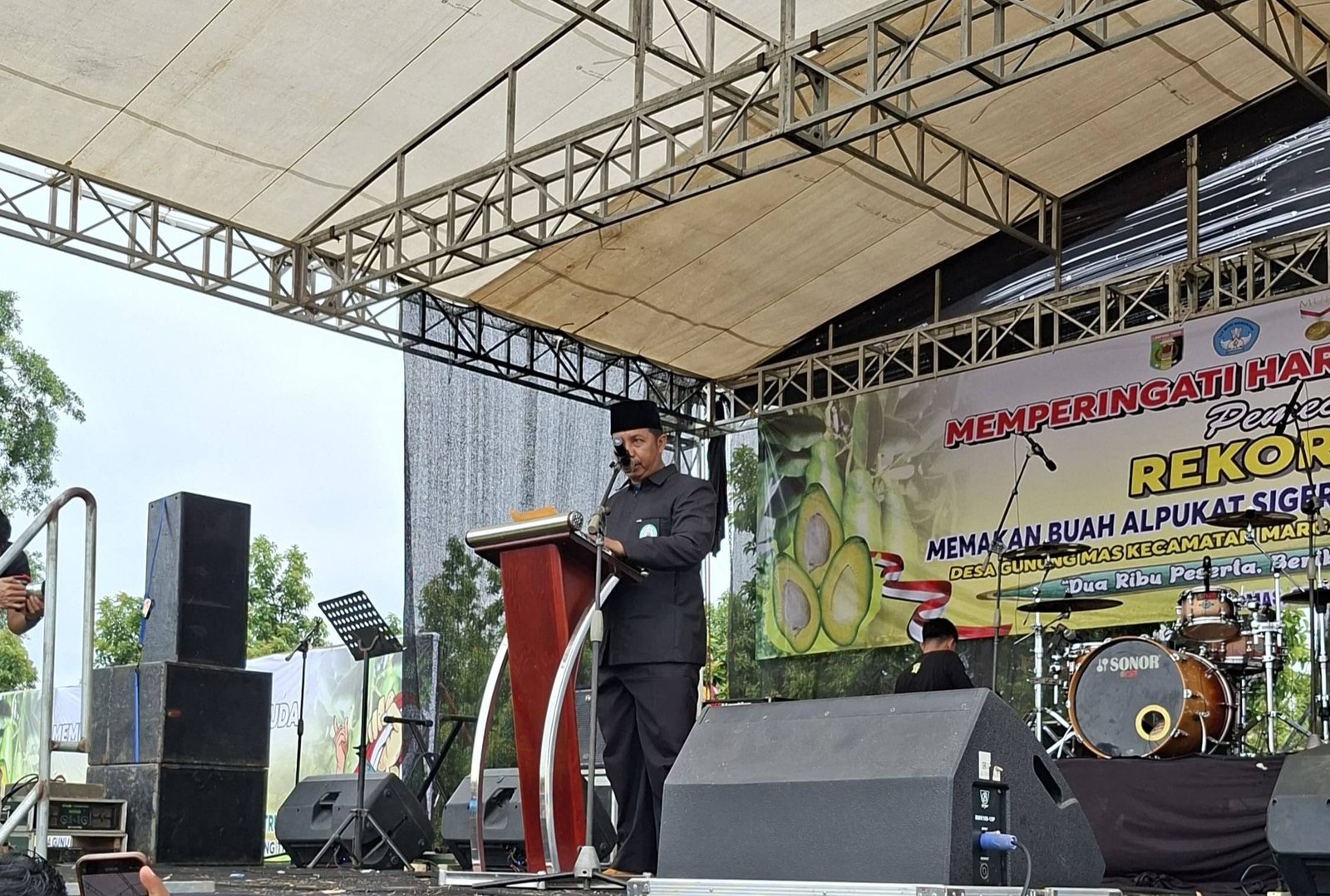 Kepala KUA Marga Sekampung Pimpin Doa pada Pemecahan Rekor MURI Makan Buah Alpukat Siger