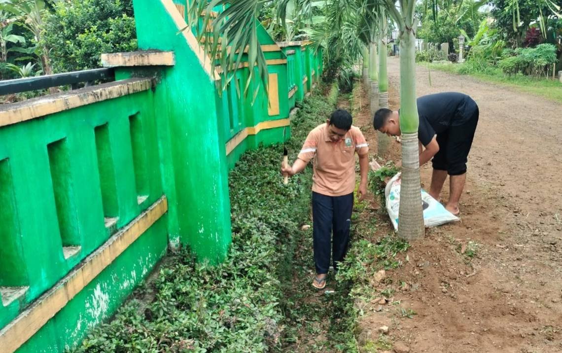 KUA Sekampung Udik Gelar Giat Bersih Lingkungan Usai Upacara Hari Sumpah Pemuda