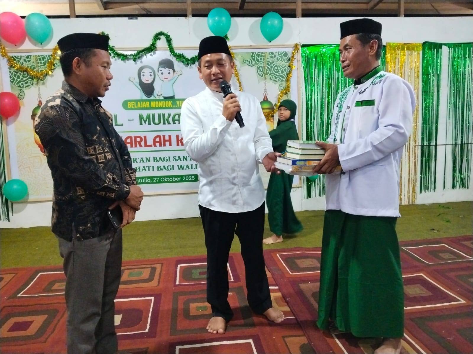 Momen HARLAH TPQ Al-Mukarromah, Kepala KUA Buntulia Distribusikan Wakaf Al-Qur'an dari Calon Pengantin