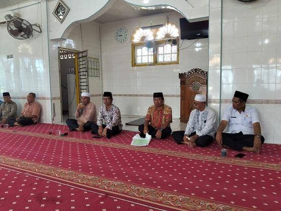 Kepala KUA Bengkalis Serahkan Akta Ikrar Wakaf Musholla At-Taubah Desa Wonosari