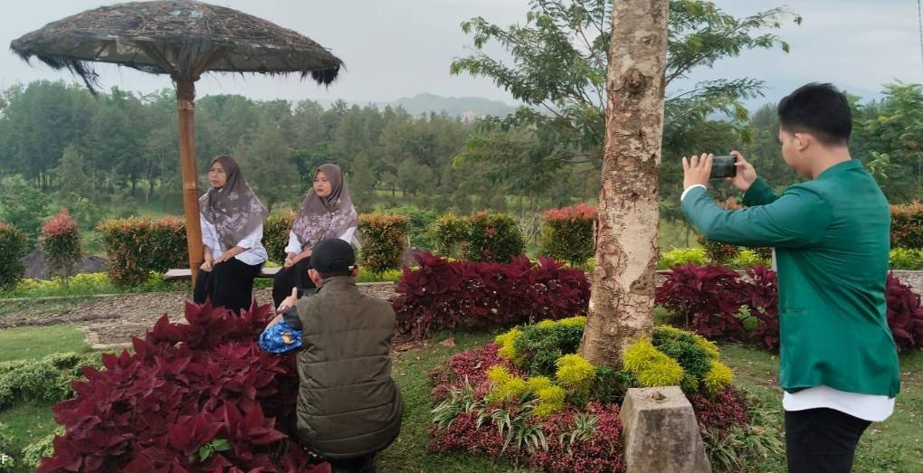 Gerimis Tak Halangi Semangat, KUA Mandiraja dan Mahasiswa UIN Sunan Kalijaga Jalani Shooting Video Klip Religi di Alam Banjarnegara