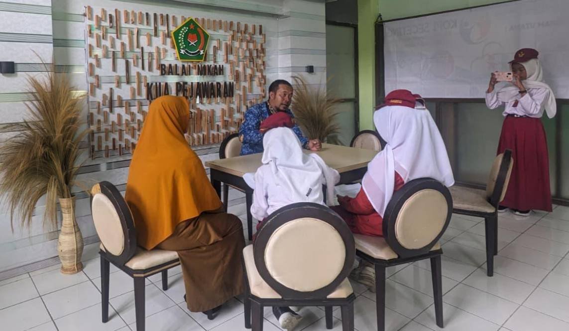 Perkuat Literasi Halal, Siswa SDN 1 Karangsari Wawancarai Petugas Pendamping Produk Halal KUA Pejawaran
