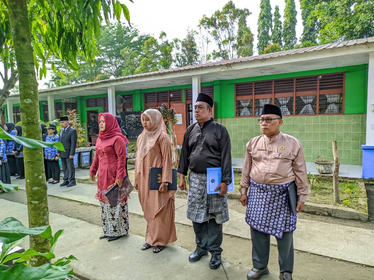 Ka KUA Batang Kuis Pimpin Doa pada Upacara Sumpah Pemuda