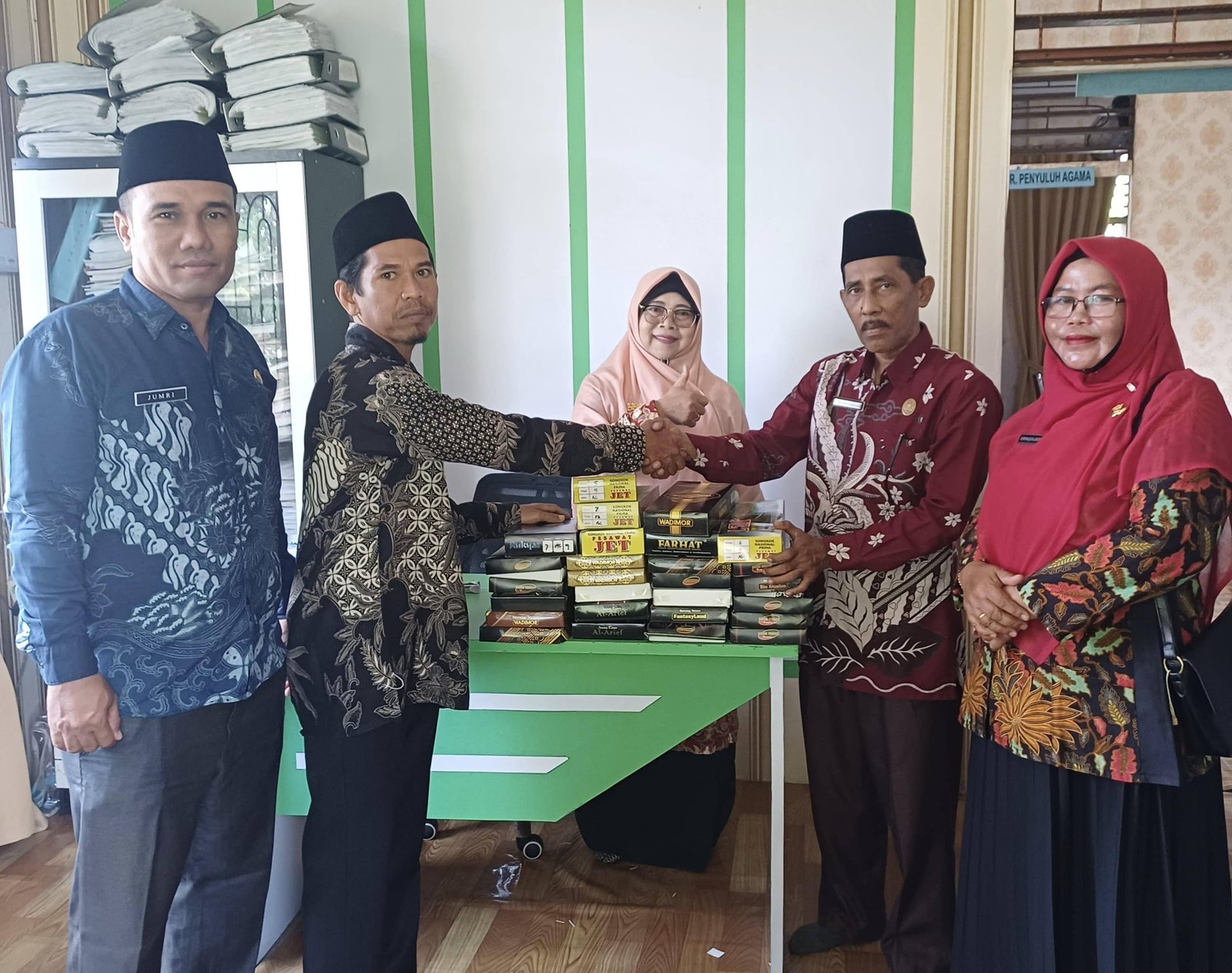 KUA Bangko Serahkan Wakaf Catin kepada Pengurus Musala Nurul Iman