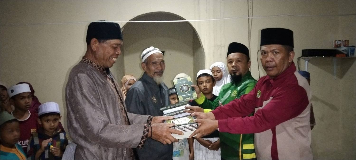 Ka. KUA Sumbul Serahkan Al-Qur'an dan Iqro' Desa Pegagan Julu III Paratusan