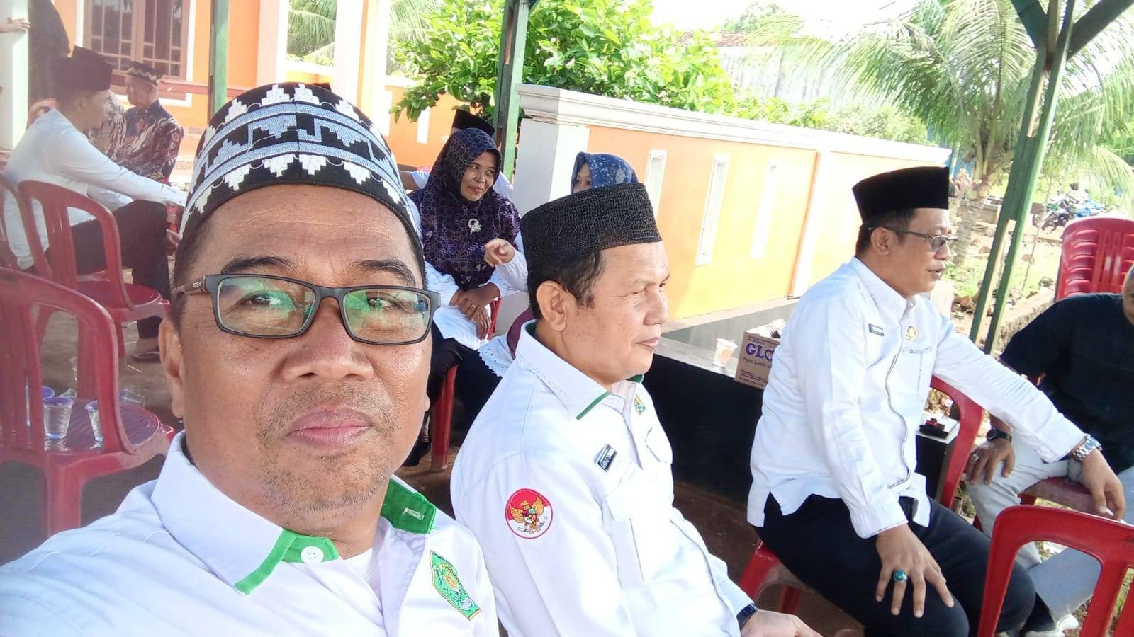 Kepala KUA Pasir Sakti H. Rahmatsyah, S.Ag., M.M., Melayat ke Rumah Duka Ibunda Kepala MAN 1 Lampung Timur