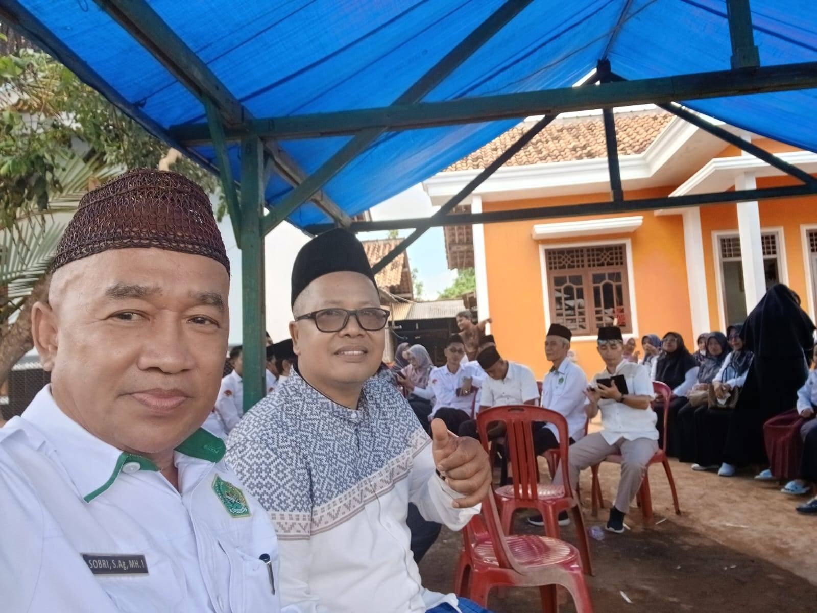 Kepala KUA Sekampung Sobri, S.Ag., M.H.I., Takziah ke Rumah Duka Ibunda Kepala MAN 1 Lampung Timur