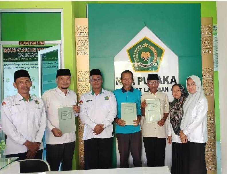 Wujudkan Transformasi Layanan Publik, KUA Batanghari Serahkan Tiga E-AIW