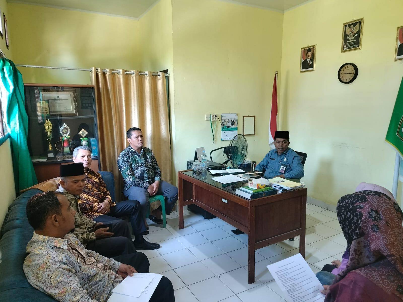 Tingkatkan Pelayanan, Ka.KUA Bangun Purba Lakukan Evaluasi Kinerja Pegawai