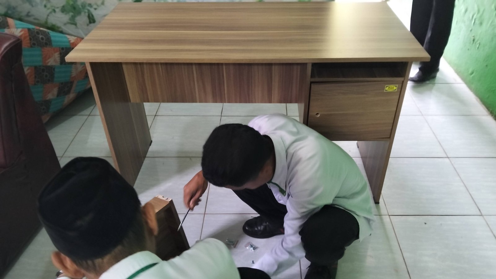 KUA Sekampung Udik Lengkapi Sarana Kerja dengan Pengadaan Meja Kantor Baru