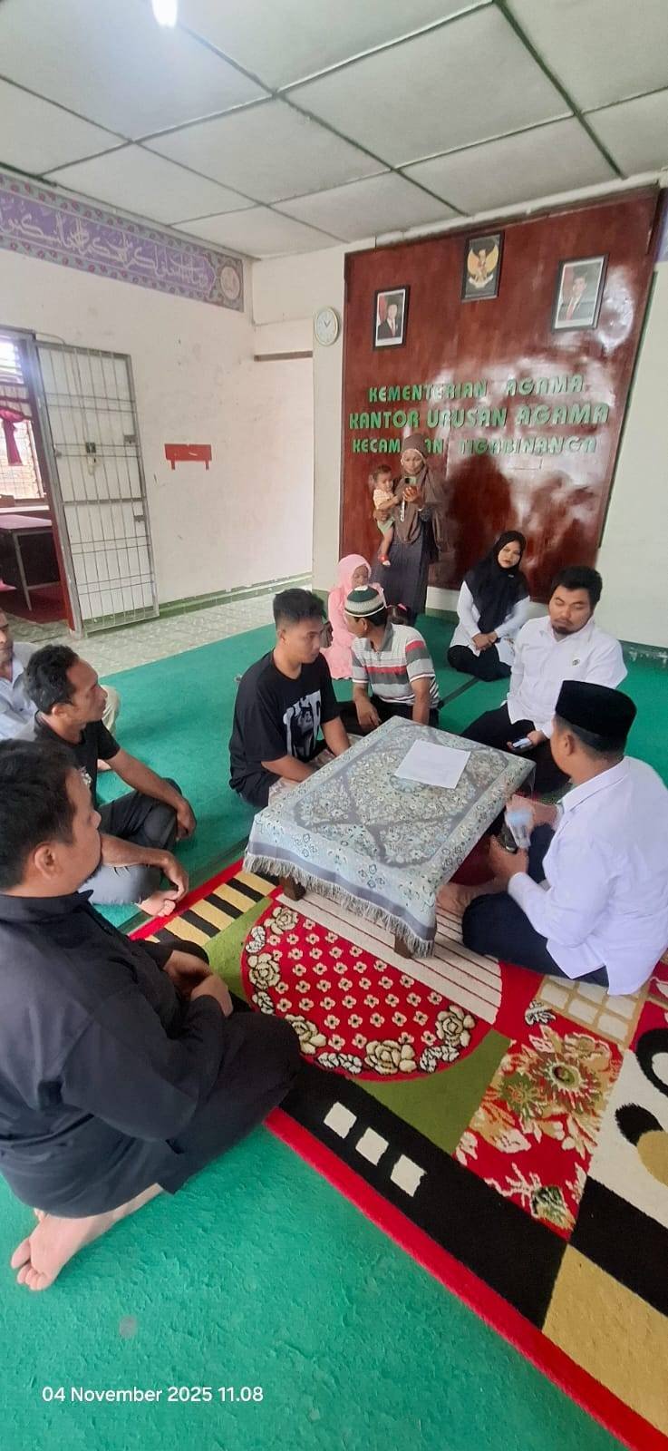 KUA Tigabinanga Dampingi Prosesi Syahadat Mualaf di Aula KUA Tigabinanga    