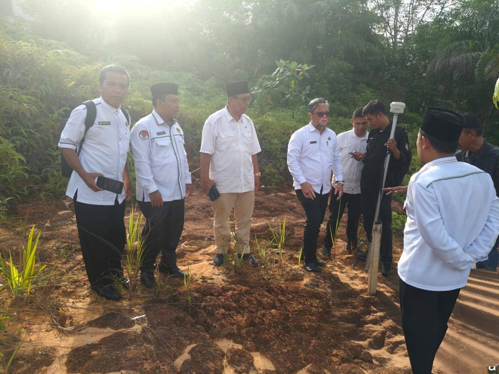 KUA Bersama Kepala BPN Labuhanbatu Hadiri Pengukuran Tanah Wakaf di Kecamatan Rantau Utara