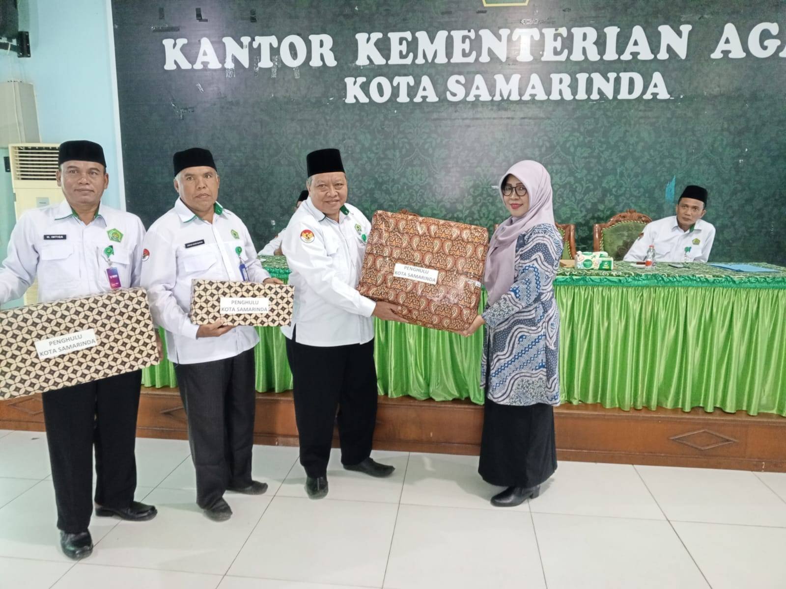 Perpisahan Kasubag TU Kemenag Kota Samarinda, Ibu Hj. Rahmi Roihana, M.Pd.I, Penuh Haru dan Kebersamaan