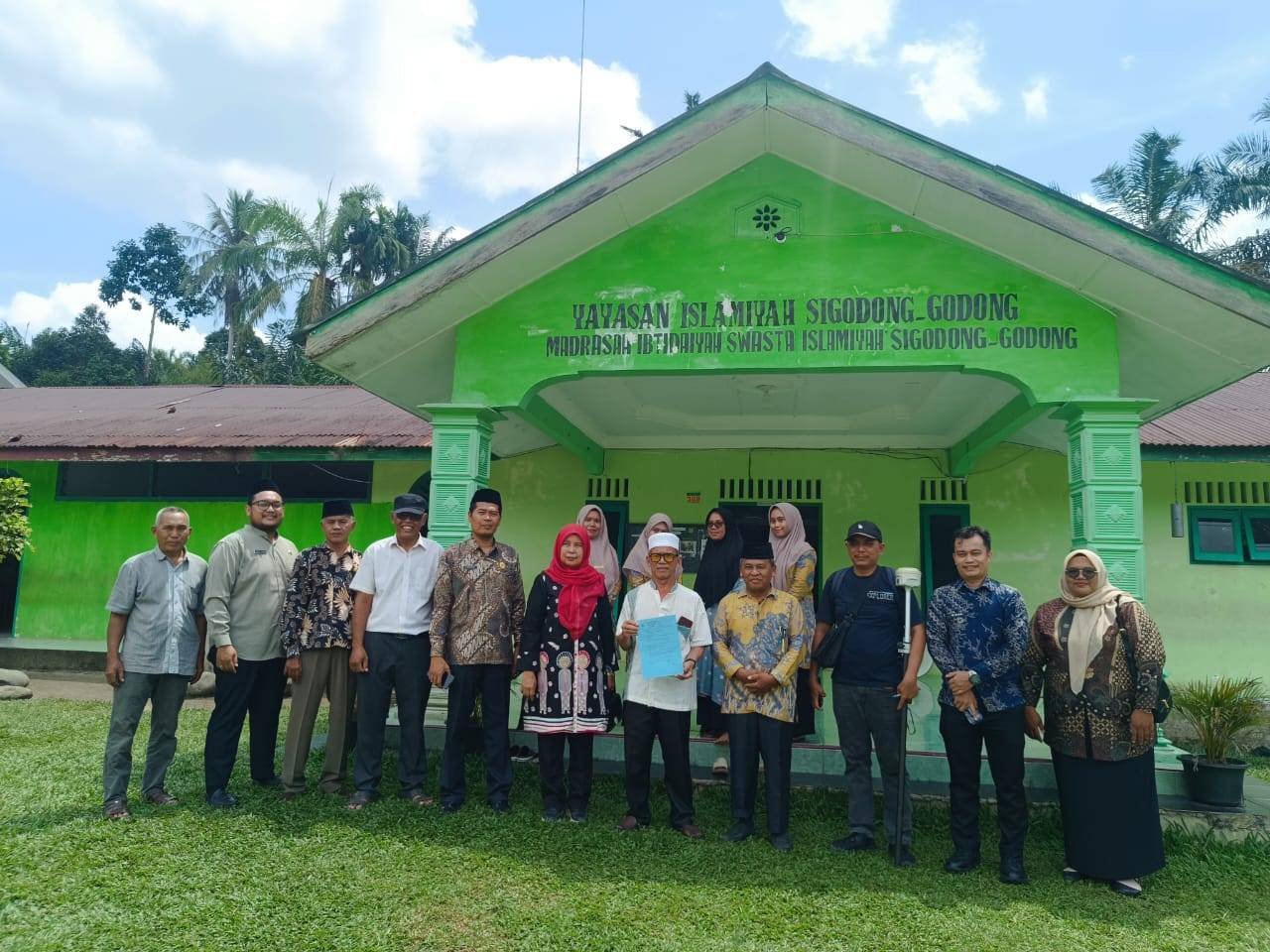 Kepala KUA Bandar Pulau Dampingi Tim Kemenag dan BPN Ukur Tanah Hibah Calon MIN 11 Asahan