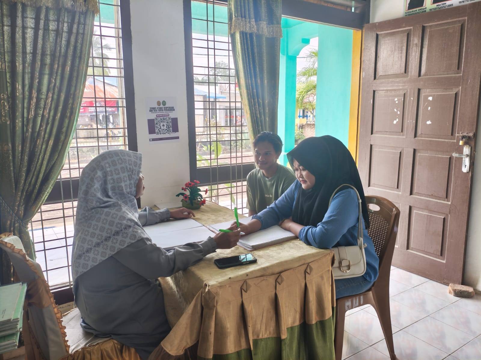 Staf KUA Bosar Maligas Aktif Layani Masyarakat dalam Pendaftaran Nikah