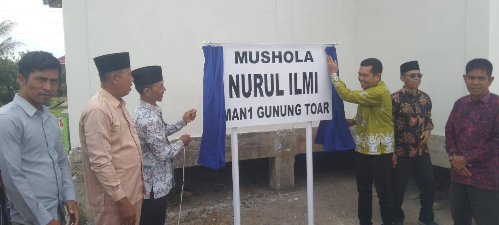 Kepala KUA dan Camat Gunung Toar Resmikan Nama Musholla Nurul Ilmi SMAN 1 Gunung Toar