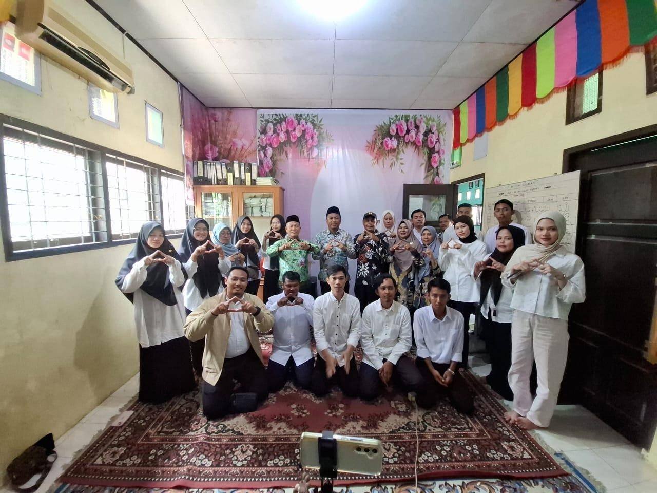 Belajar Wirausaha dari Balai Nikah: Catin KUA Pangkalan Kerinci Diajari Buat Kue Jala