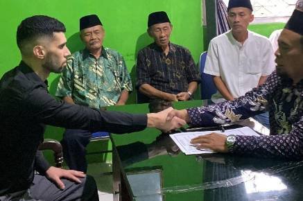 WNI Asal Portugal Laksanakan Ikrar Masuk Islam di KUA Punggelan