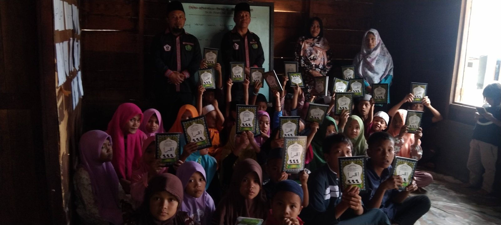 Program Peningkatan Literasi Agama: KUA Sumbul Distribusikan 31 Buku Iqro' dan 1 Mushaf Al-Quran