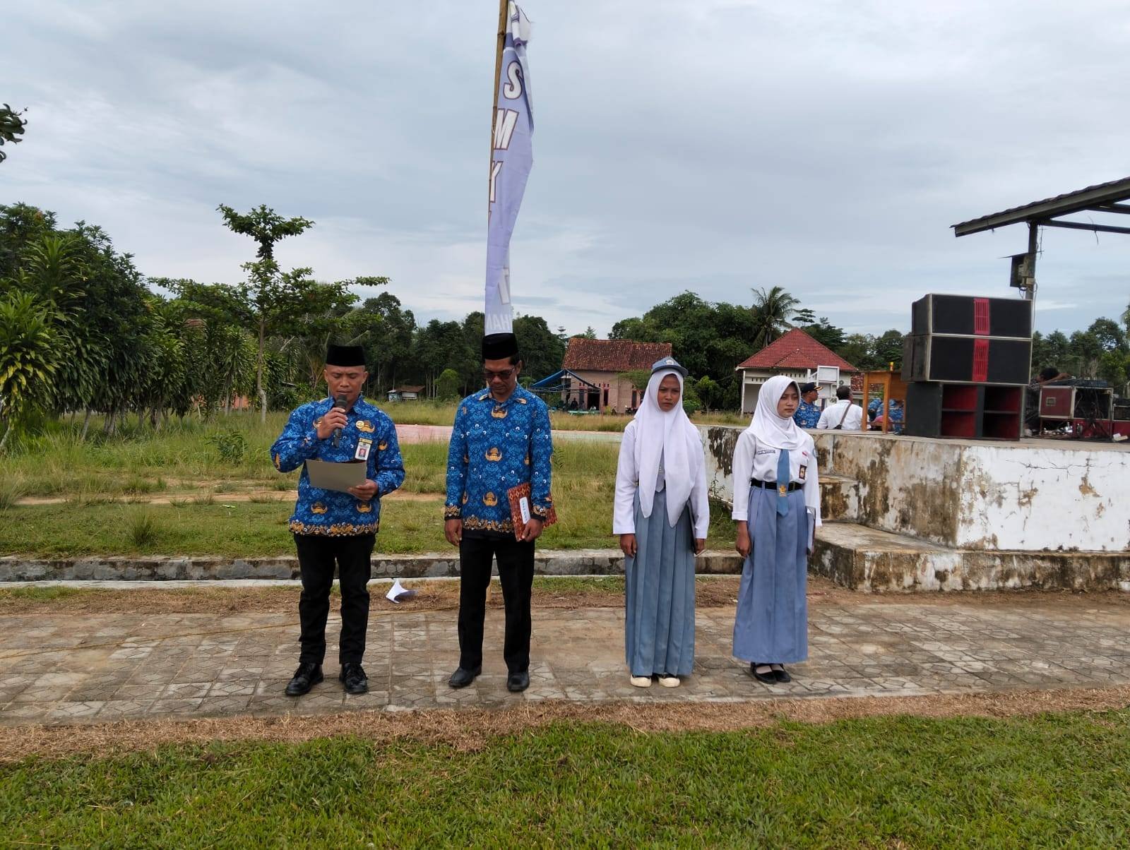 Penghulu KUA Labuhan Maringgai Pimpin Doa Upacara Hari Pahlawan Nasional