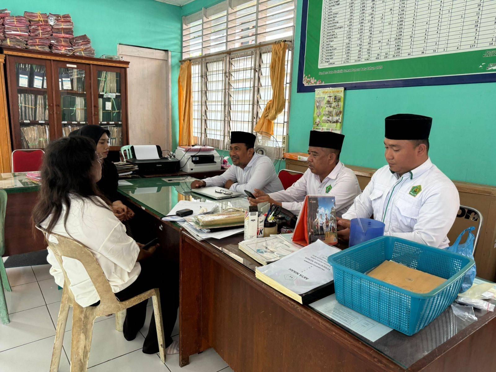 Ka. KUA Pancur Batu Tegaskan Komitmen Moderasi Beragama Lewat Rapat Koordinasi Bersama Staff