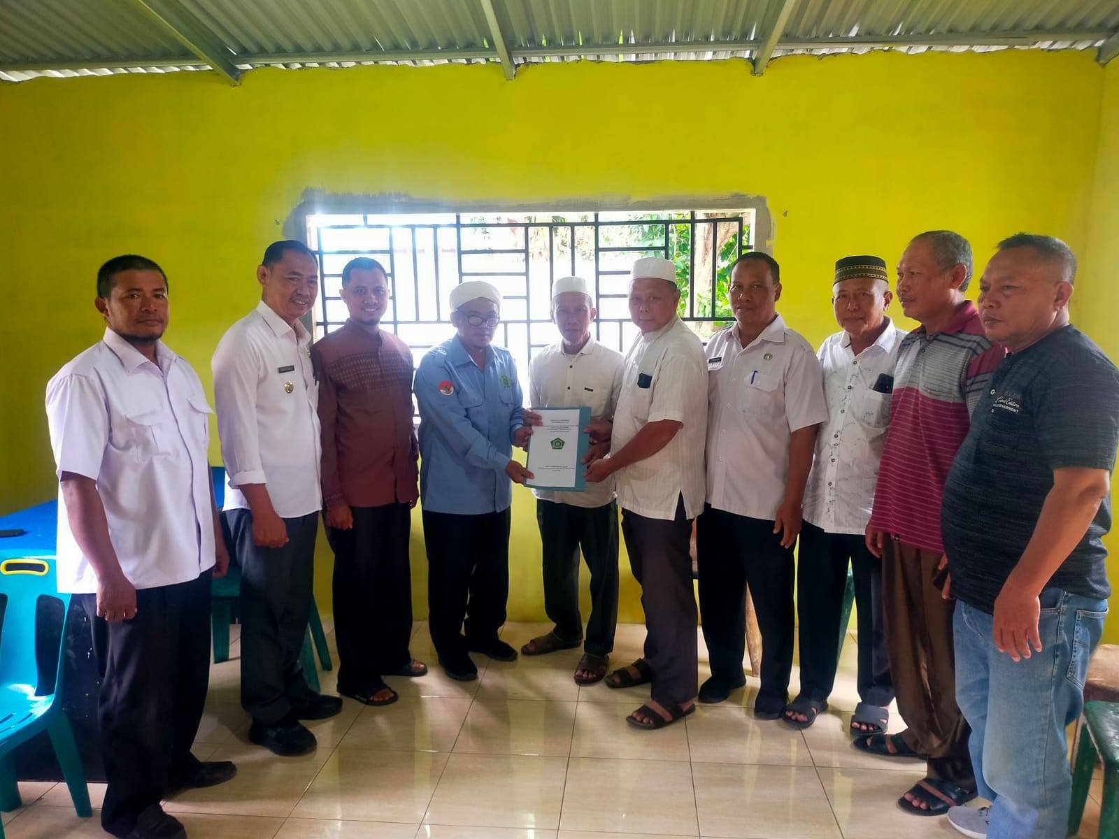 Kepala KUA Lubuk Pakam Laksanakan Penandatanganan dan Penyerahan  Akta Ikrar Wakaf 