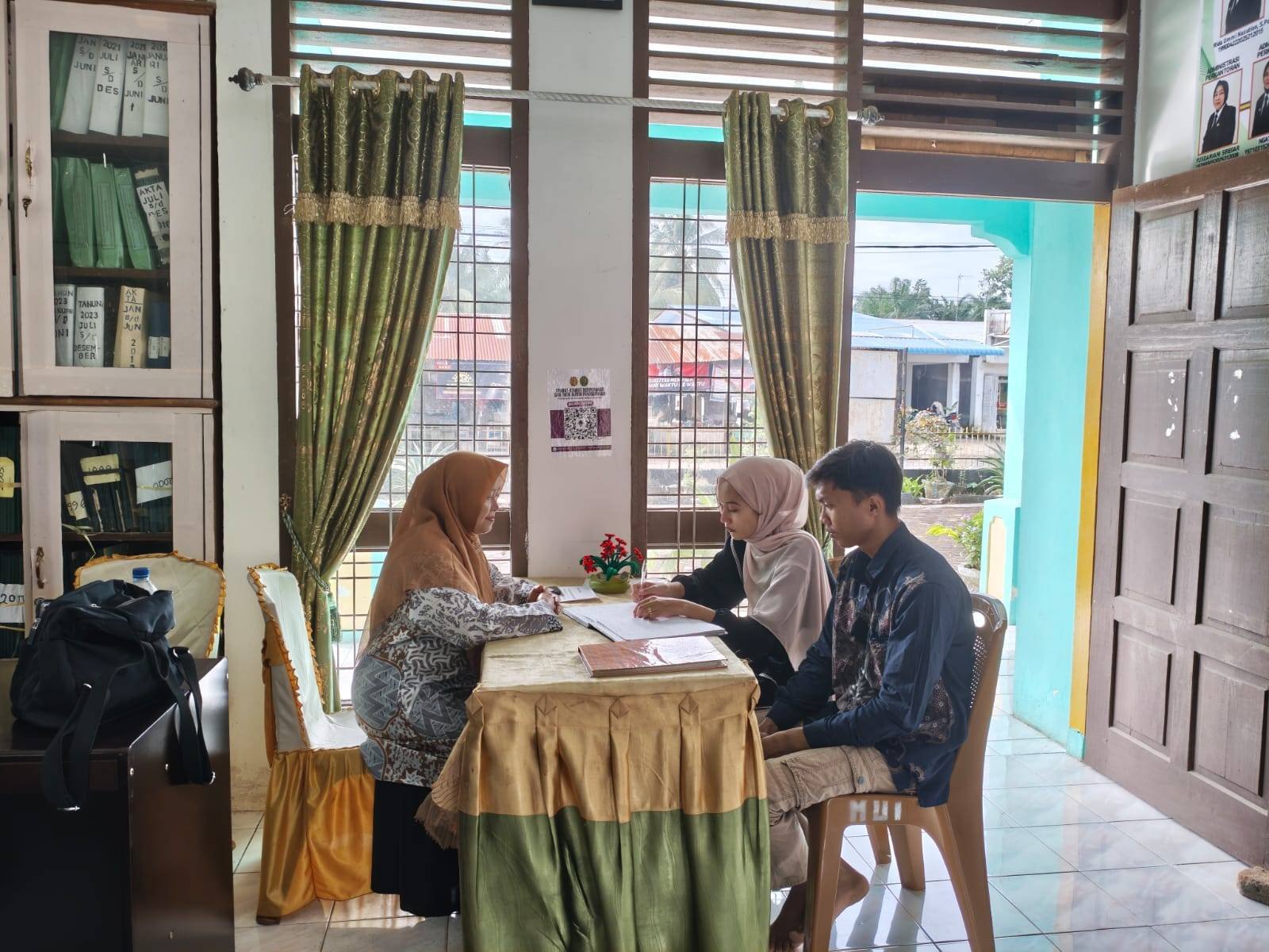 Staf KUA Bosar Maligas Layani Konsultasi Pernikahan dengan Penuh Dedikasi