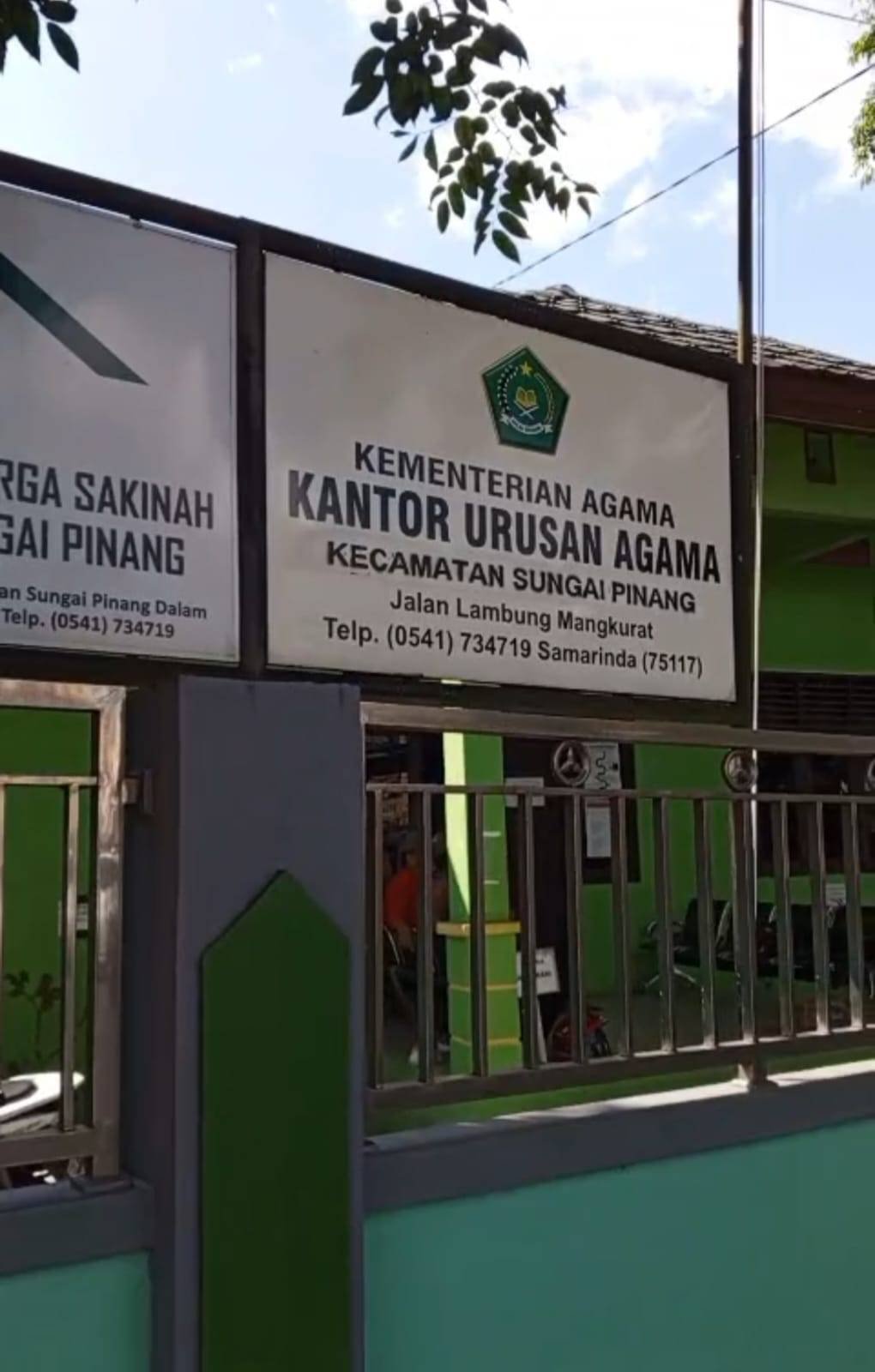 KUA Sungai Pinang Semakin Asri: Kerja Bakti Bersih Kantor, Pangkas Pohon, dan Percantik Pot Tanaman