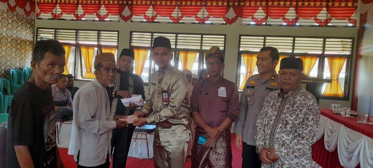 Aksi Peduli Lansia: Penghulu KUA Logas Tanah Darat Bersama Forkopimcam Serahkan Dana Jompo TW IV