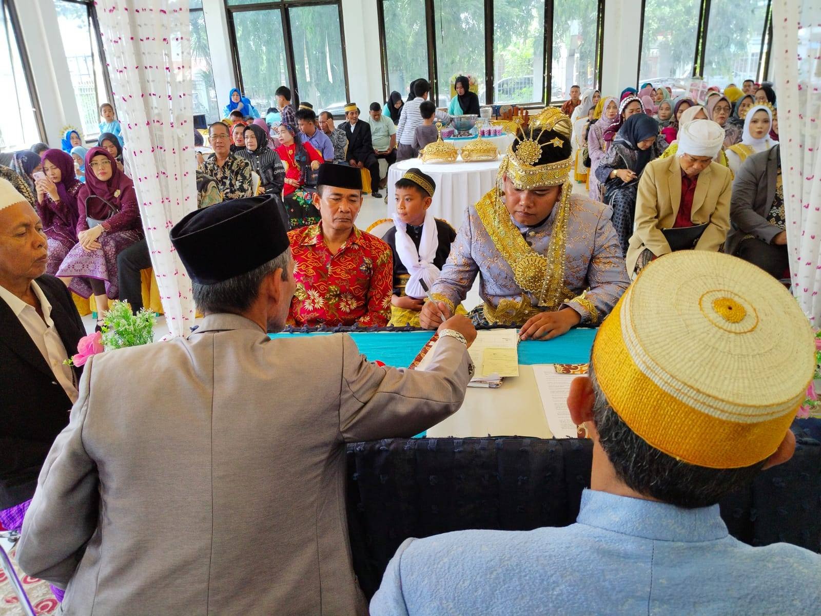 Penghulu  KUA Pusaka Banrimurung Memimpin Penandatanganan Berkas Pengantin*