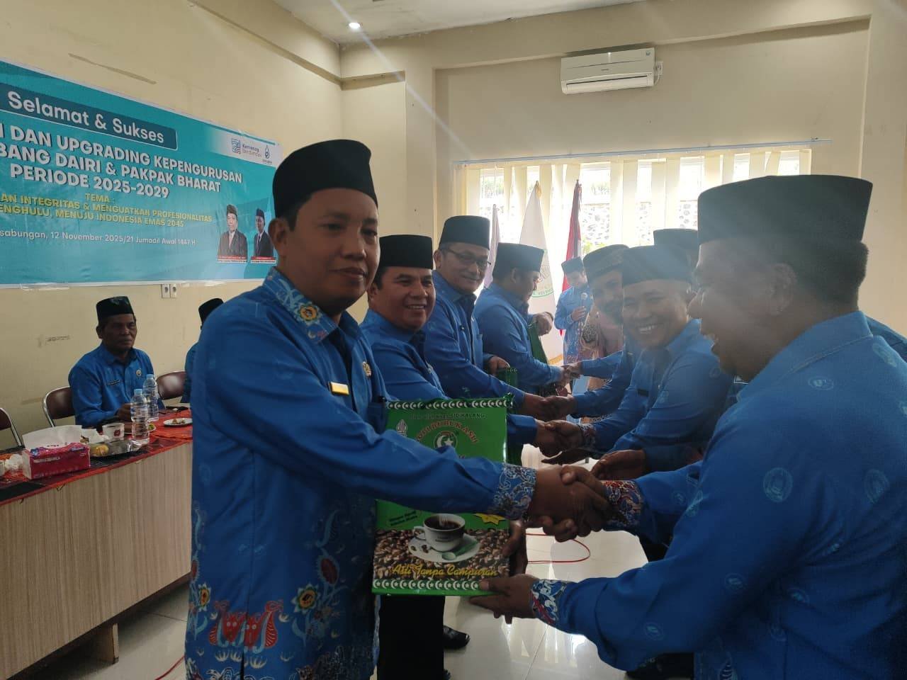 Kepala KUA Sidikalang Berikan Cenderamata Wujud Syukur atas Pelantikan Pengurus APRI Dairi