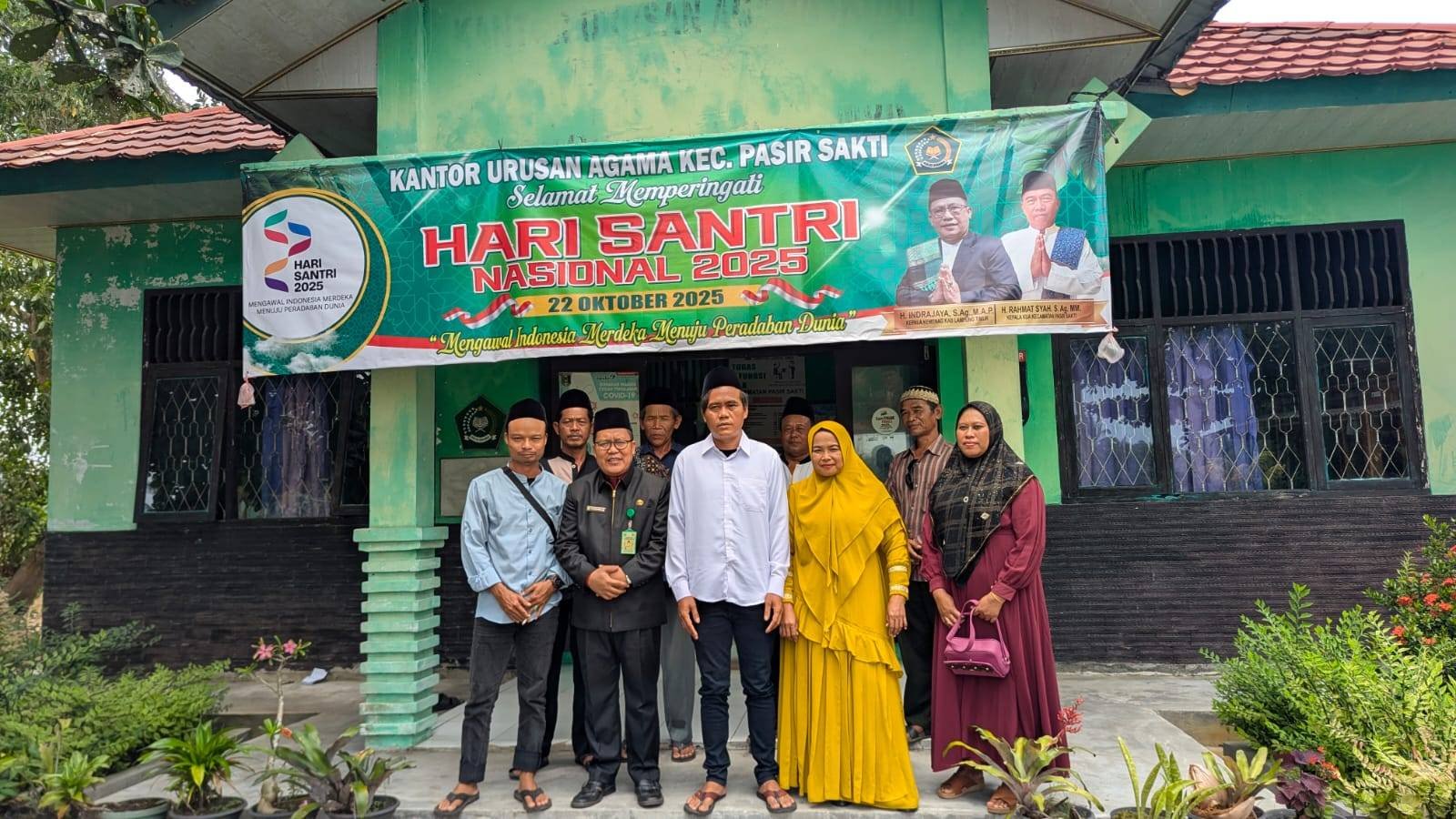 Penghulu KUA Pasir Sakti Pimpin Akad Nikah Khidmat