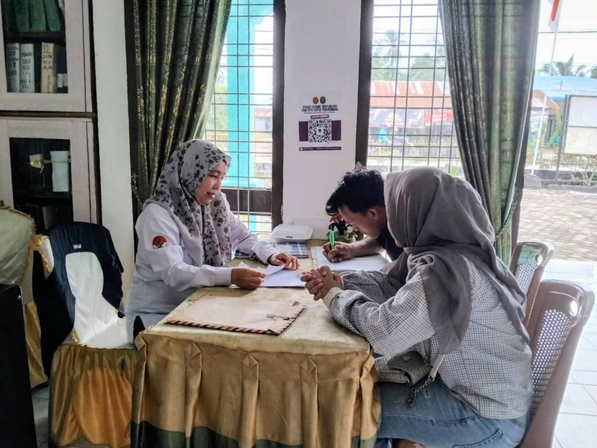 Staf KUA Bosar Maligas Laksanakan Pemeriksaan Berkas Catin dengan Penuh Semangat