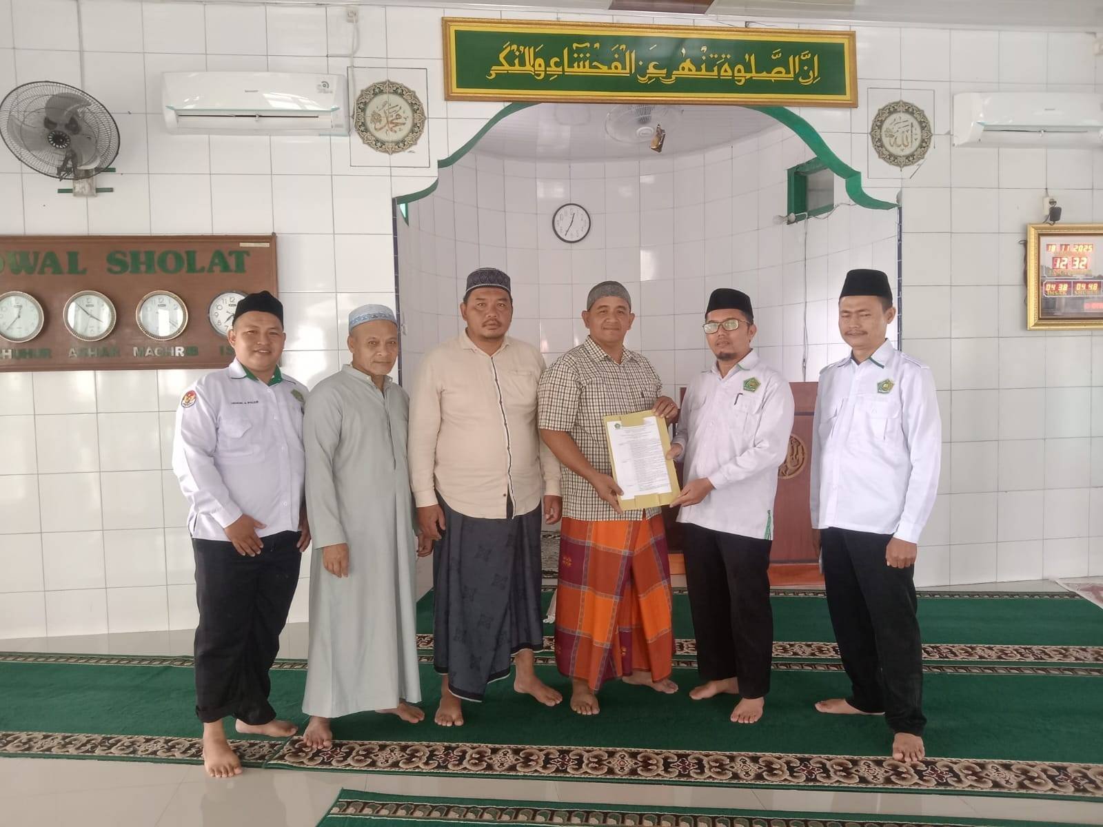 KUA Bandar Pasir Mandoge Serahkan SK BKM Masjid Al Muttaqin