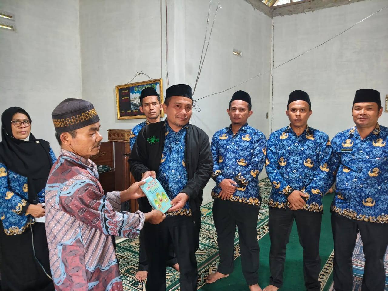 Wujudkan Masjid Berliterasi: KUA Sinehu Serahkan Puluhan Buku untuk Jamaah Nurul Iman