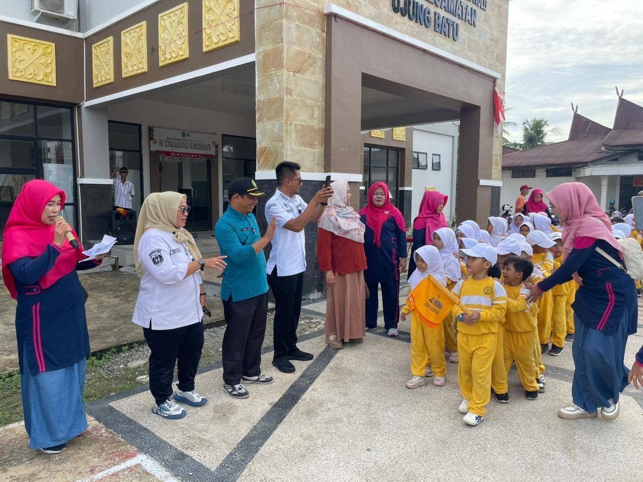 Persatuan TK Ujung Batu Gelar Jalan Santai, Ka. KUA Hadir Beri Dukungan