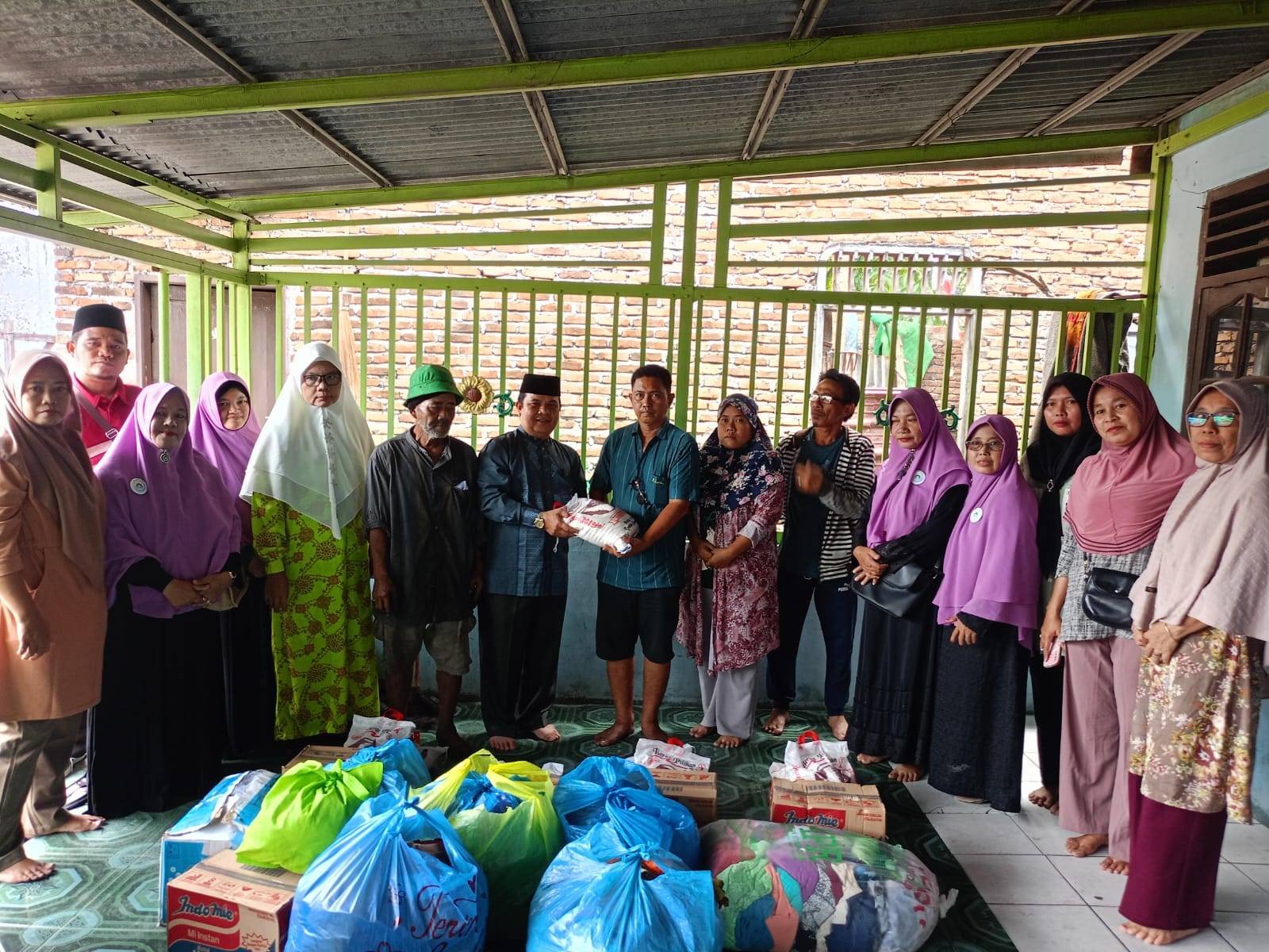 KUA Medan Denai dan PAKMD Salurkan Bantuan kepada Korban Kebakaran di Panglima DenaI