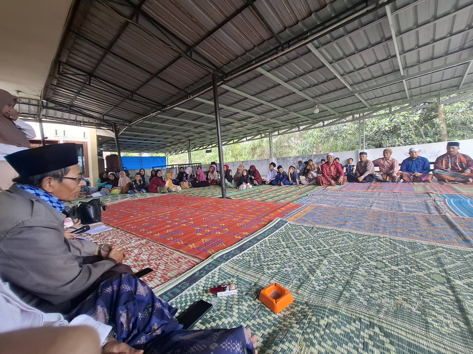 Kepala KUA Panei Bina Umat dan Salurkan Iqra’ untuk Anak Mengaji